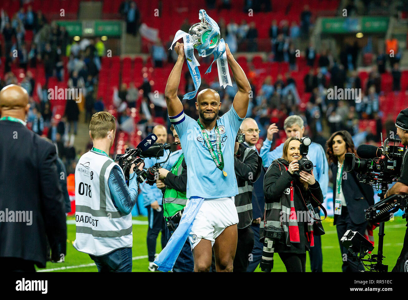 Londres, Royaume-Uni. Feb 24, 2019. Vincent Kompany de Manchester City tient le Carabao Cup en altitude à la fin de la finale de la Coupe du buffle match entre Chelsea et Manchester City au stade de Wembley, Londres, le dimanche 24 février 2019. (Crédit : Alan Hayward | MI News)usage éditorial uniquement, licence requise pour un usage commercial. Aucune utilisation de pari, de jeux ou d'un seul club/ligue/player publication.Aucune utilisation de pari, de jeux ou d'un seul club/ligue/player publication.(Photo : Alan Hayward | MI News) Credit : MI News & Sport /Alamy Live News Banque D'Images