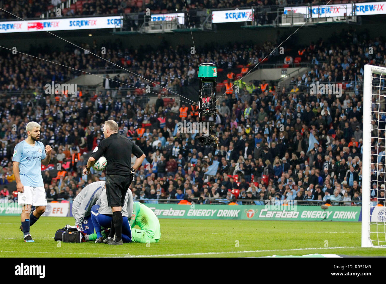 Londres, Royaume-Uni. Feb 24, 2019. Les caméras TV Zoom sur l'action au cours de la finale de la Coupe du carabao EFL entre Chelsea et Manchester City au stade de Wembley, Londres, Angleterre le 24 février 2019. Photo par Carlton Myrie. Usage éditorial uniquement, licence requise pour un usage commercial. Aucune utilisation de pari, de jeux ou d'un seul club/ligue/dvd publications. Credit : UK Sports Photos Ltd/Alamy Live News Banque D'Images