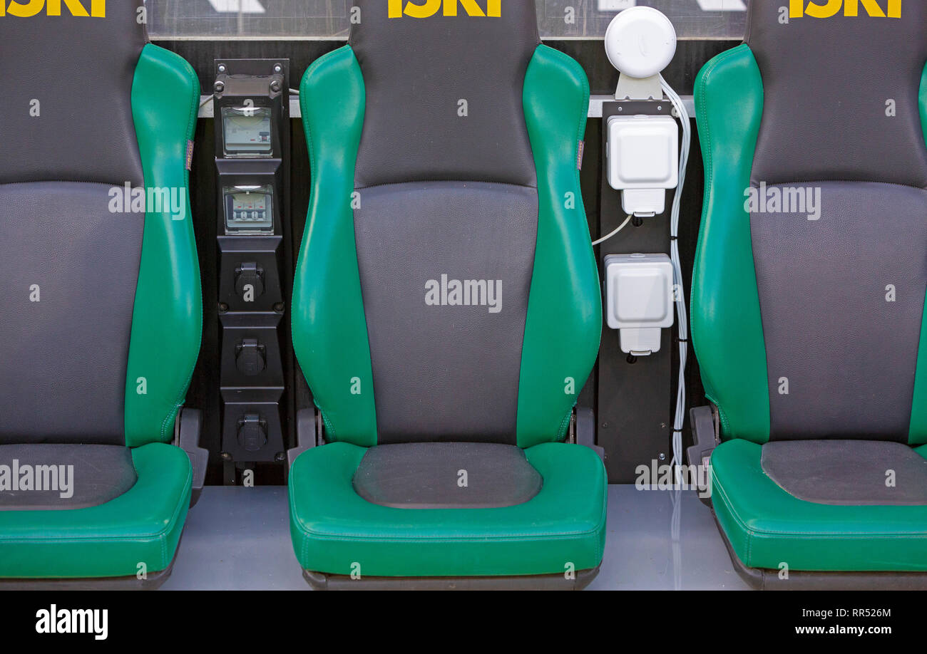 Sports, football, Bundesliga 2018/2019 Borussia Moenchengladbach, Borussia Park, stade, l'encadrement et les joueurs banc banc, l'approvisionnement en électricité pour les sièges, les fils électriques, système de câble, crics, image symbolique, changement d'entraîneur, de gestion, de direction rond-point, d'une catapulte pneumatique, siège éjectable, siège éjectable, sellette, DFL RÈGLEMENT INTERDIT TOUTE UTILISATION DES PHOTOGRAPHIES COMME DES SÉQUENCES D'IMAGES ET/OU QUASI-vidéo Banque D'Images