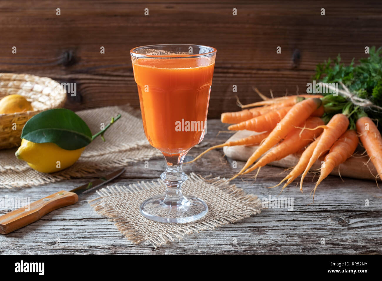 Un verre de jus de carotte Banque D'Images