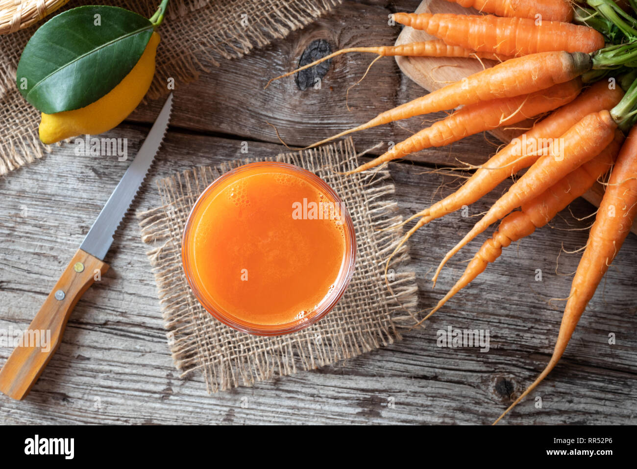 Un verre de jus de carotte, vue d'en haut Banque D'Images