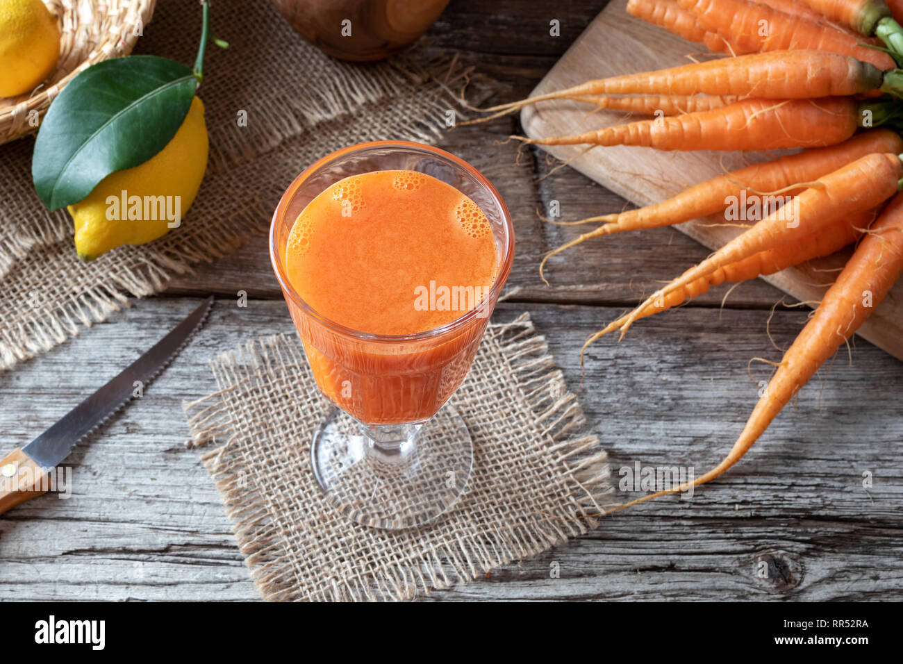 Un verre de jus de carotte de citrons Banque D'Images