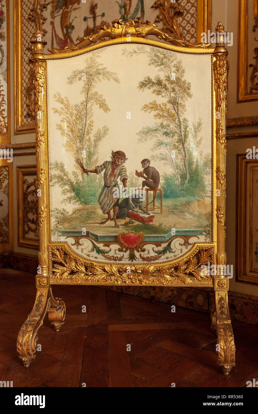 Le Maître de l'École de singe' écran cheminée du xviiie siècle peints par  Christophe Huet (1700-1759), le Château de Chantilly‎, Oise, France Photo  Stock - Alamy