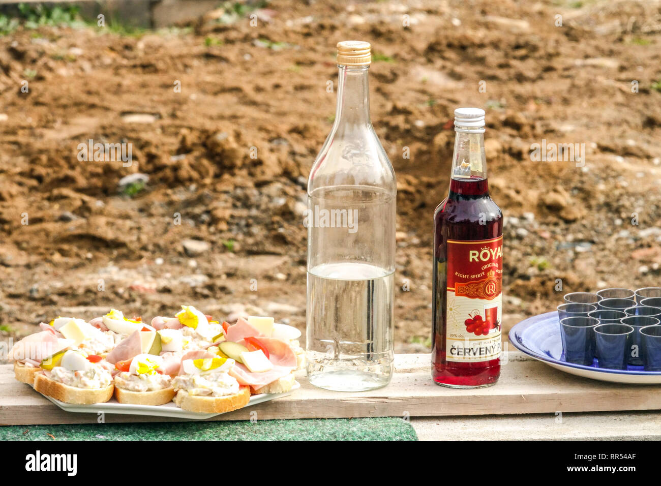 République tchèque, sandwichs et de l'alcool préparé pour les participants du Carnaval Carnaval - masopust, République tchèque dans village rural Banque D'Images