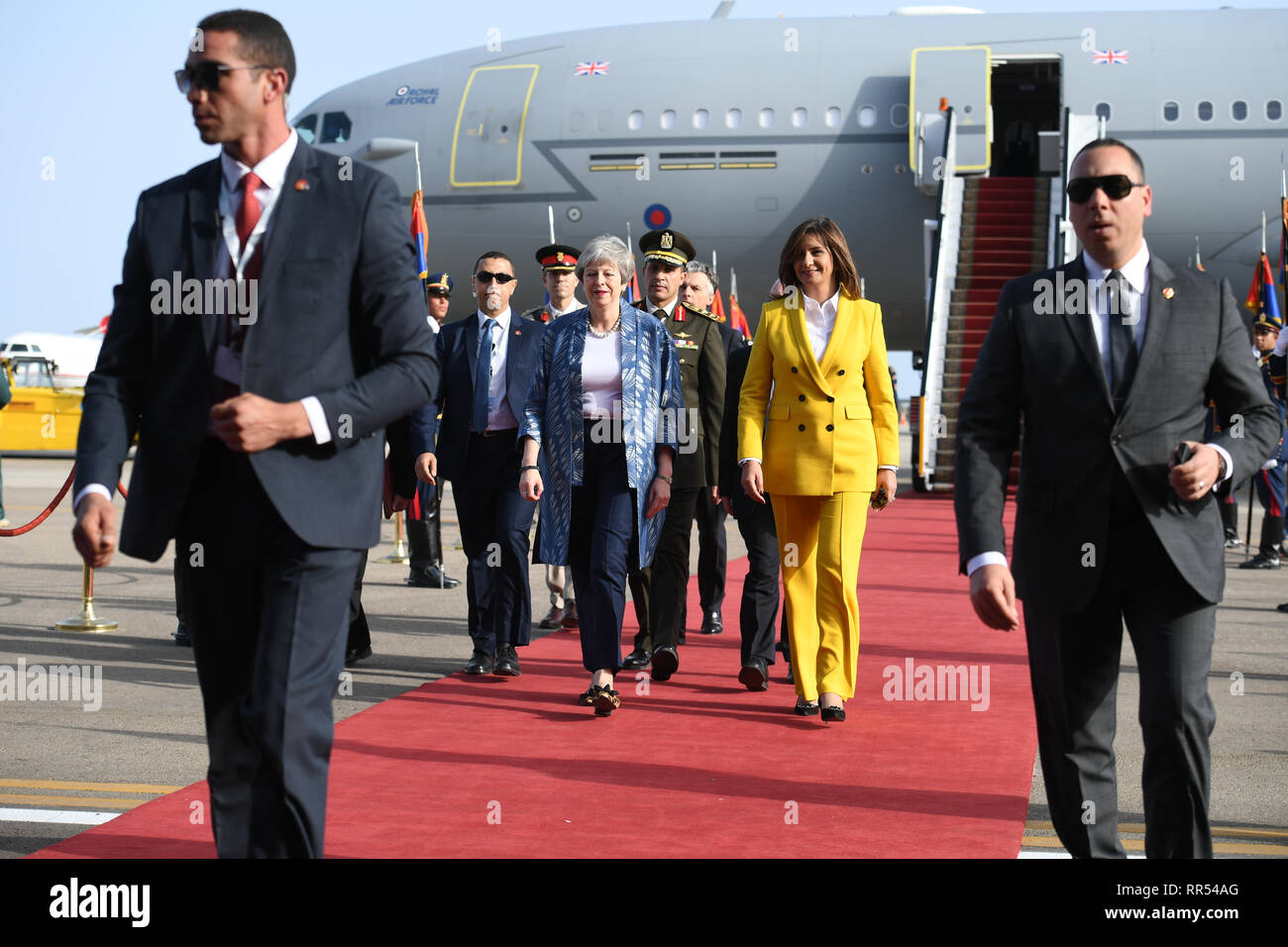 Premier ministre Theresa Mai (centre gauche) arrive pour assister à l'UNION EUROPÉENNE-Ligue des États arabes sommet de Charm el-Cheikh, en Égypte. Banque D'Images