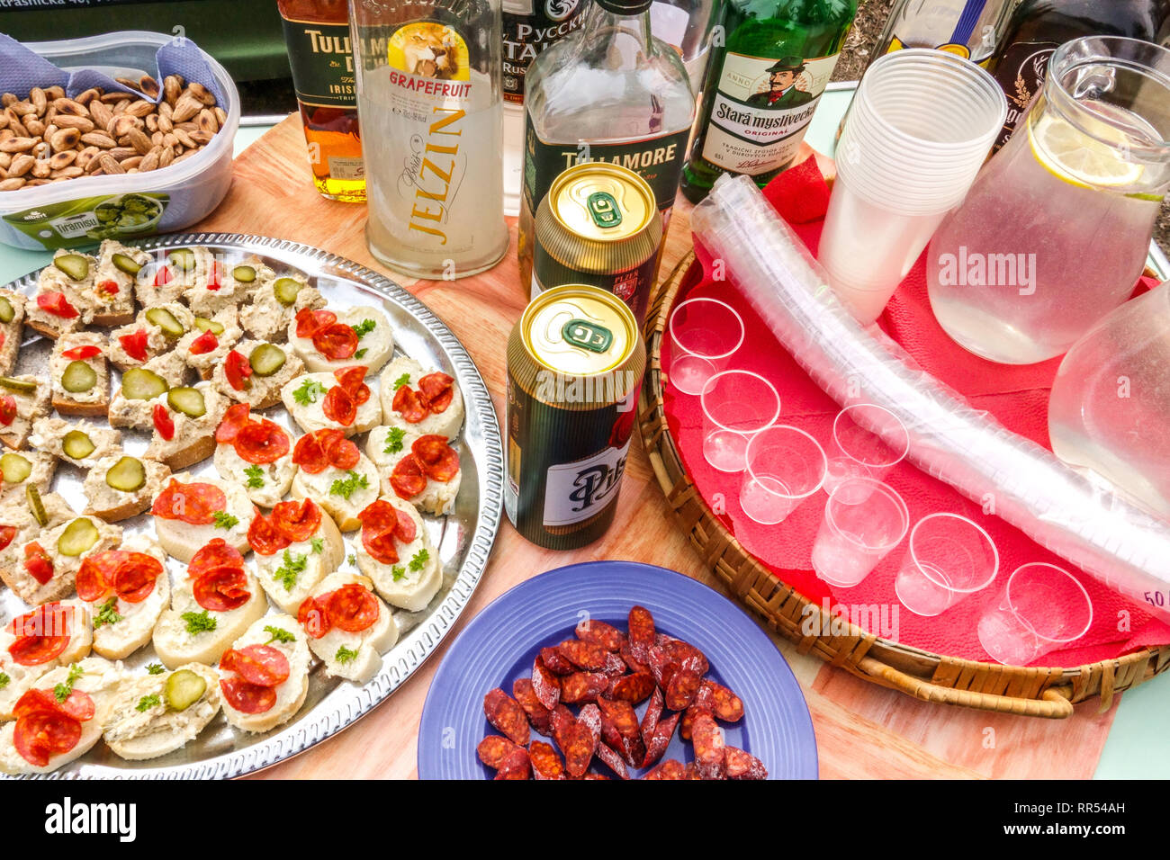 Cuisine tchèque, table avec sandwichs, alcool, bière préparée pour les participants au carnaval, carnaval tchèque - masopust dans le village rural, vodka avec de la nourriture à ta Banque D'Images