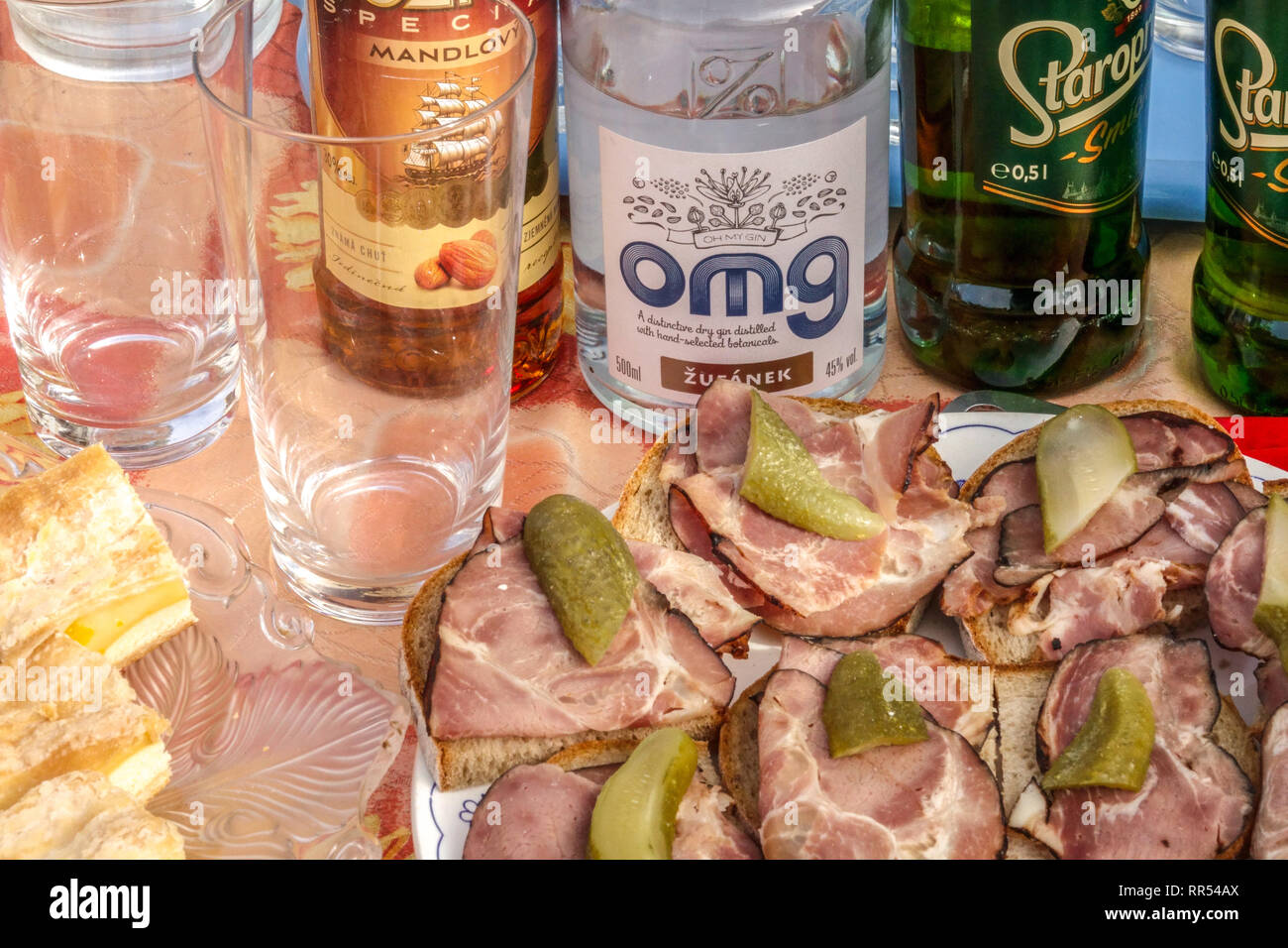 Tchèque, une table avec des sandwichs, de l'alcool, préparé pour la bière tchèque, les participants du Carnaval Carnaval - masopust dans village rural Banque D'Images