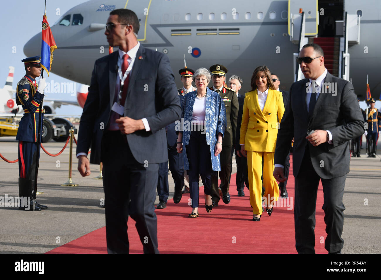 Premier ministre Theresa Mai (centre gauche) arrive pour assister à l'UNION EUROPÉENNE-Ligue des États arabes sommet de Charm el-Cheikh, en Égypte. Banque D'Images