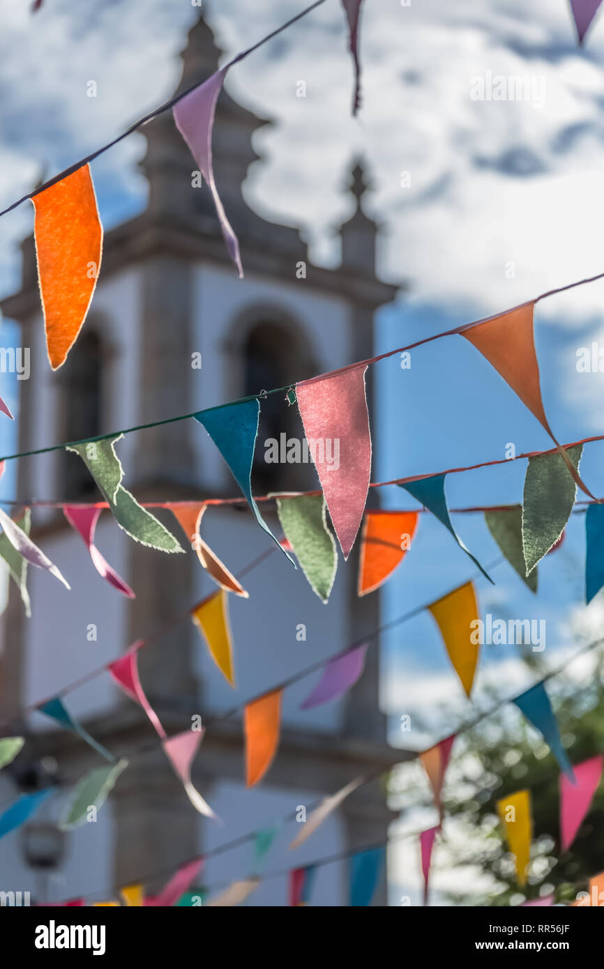 Voir de décoration traditionnelle de fêtes religieuses sur les villages, avec des triangles de couleur de papier accroché dans les threads, clocher de l'église sur l'arrière-plan, Banque D'Images