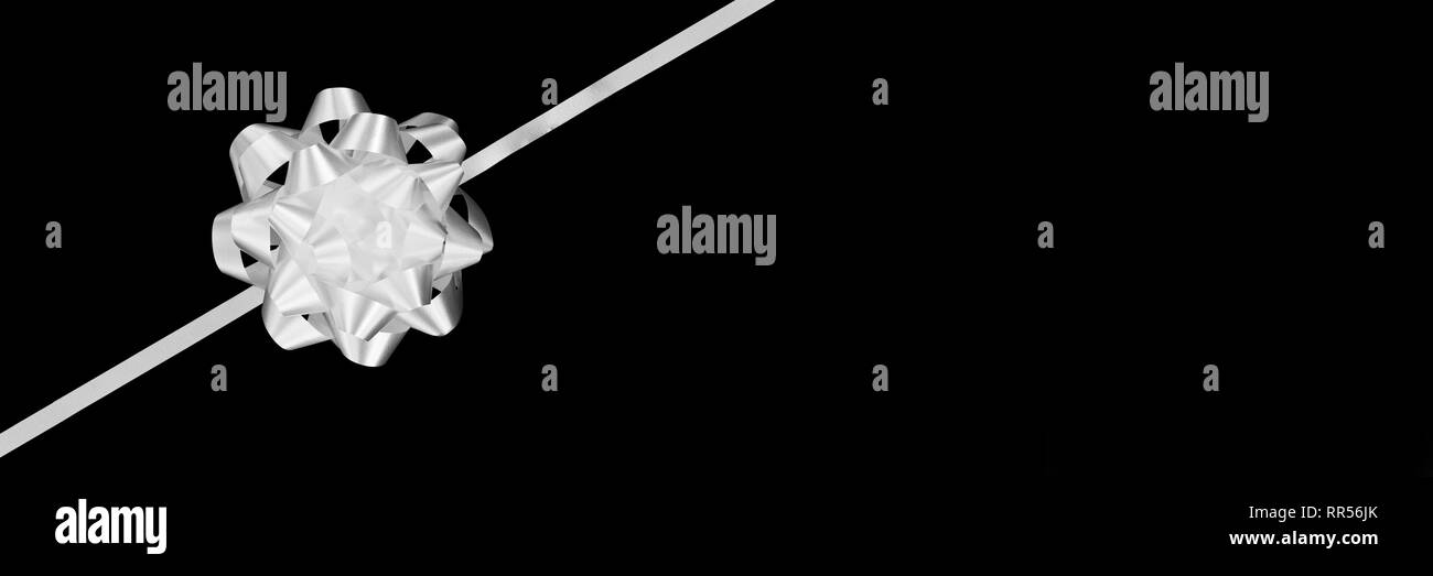 Cadeaux et ruban bow blanc isolé sur fond noir panoramique Banque D'Images