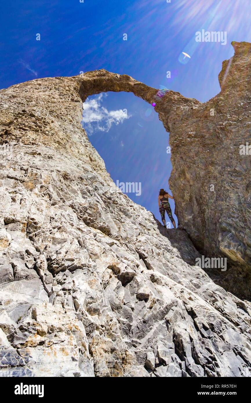 De puissants girl hiking dans les Alpes. Aiguille percee, France Banque D'Images