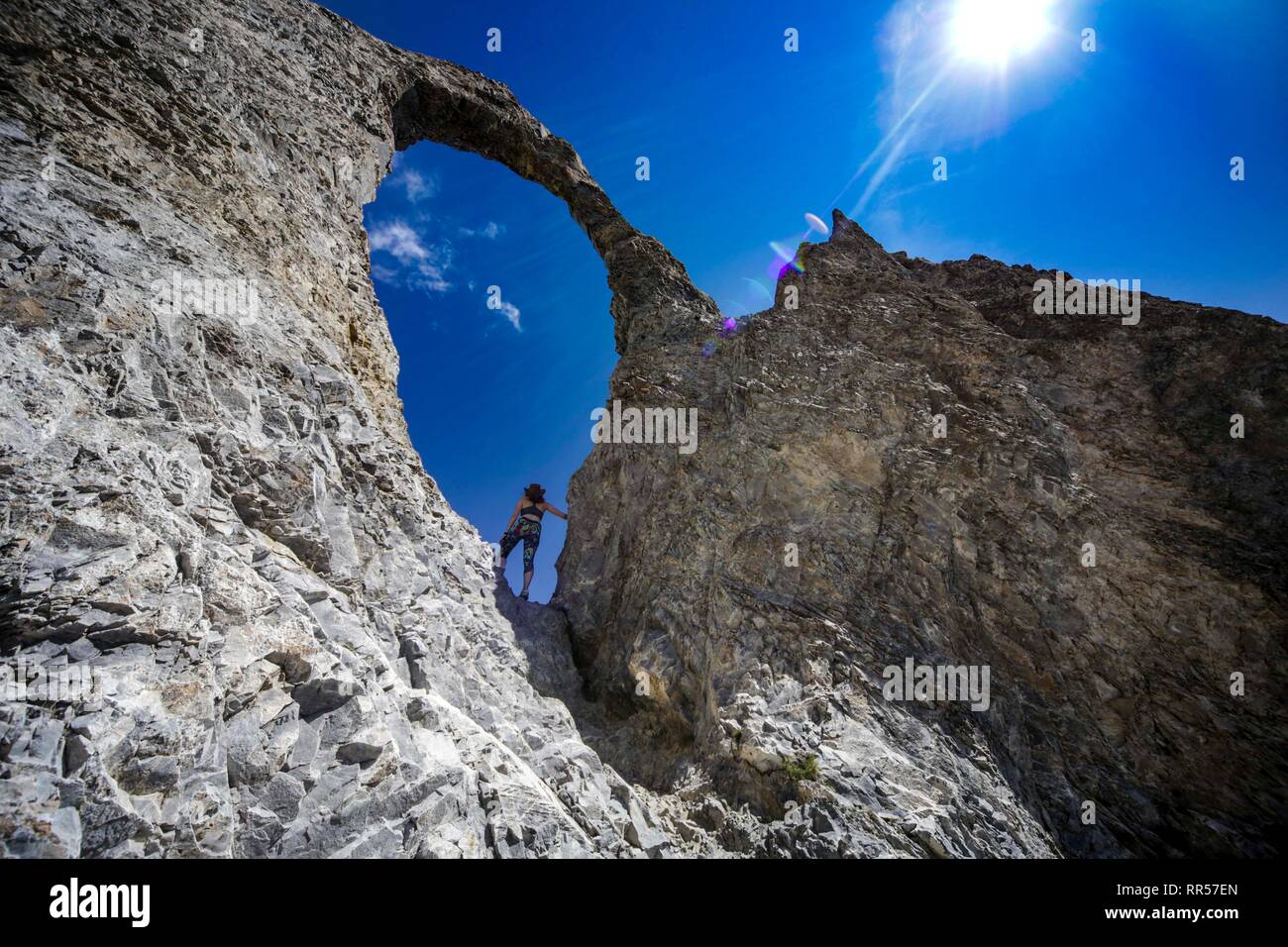 De puissants girl hiking dans les Alpes. Aiguille percee, France Banque D'Images