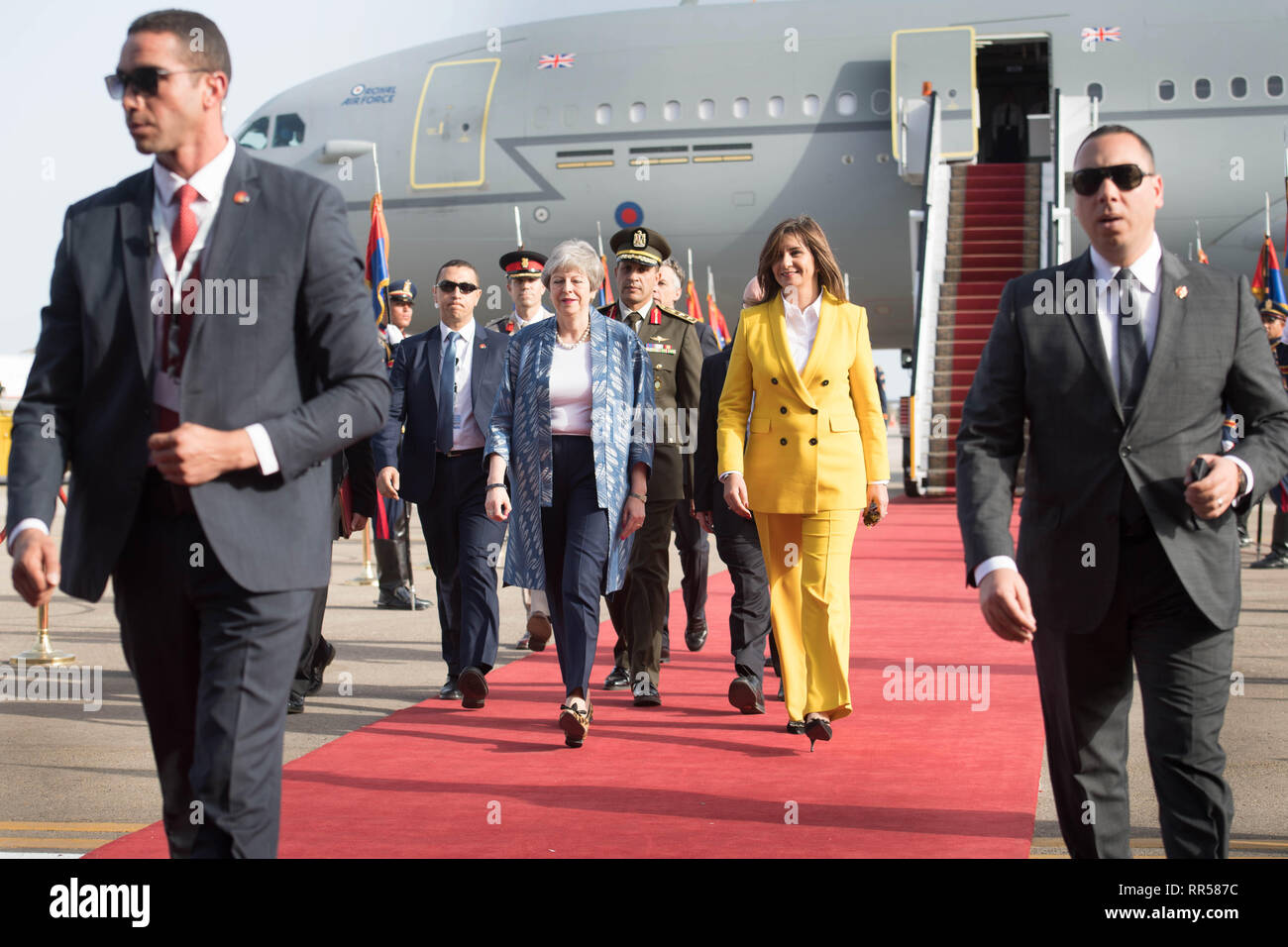 Premier ministre Theresa Mai (centre gauche) arrive pour assister à l'UNION EUROPÉENNE-Ligue des États arabes sommet de Charm el-Cheikh, en Égypte. Banque D'Images