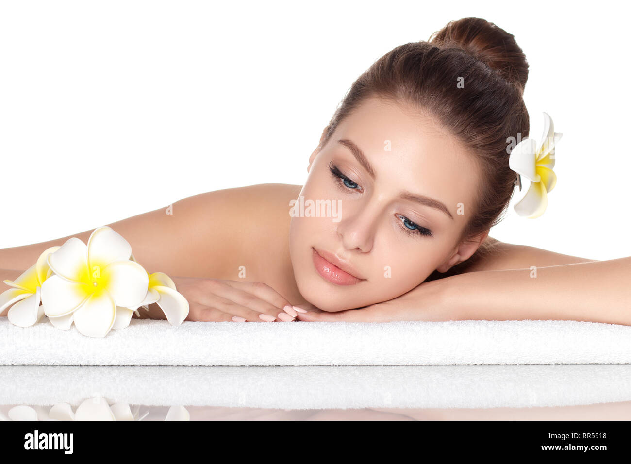 Young Beautiful woman laying in spa salon Banque D'Images