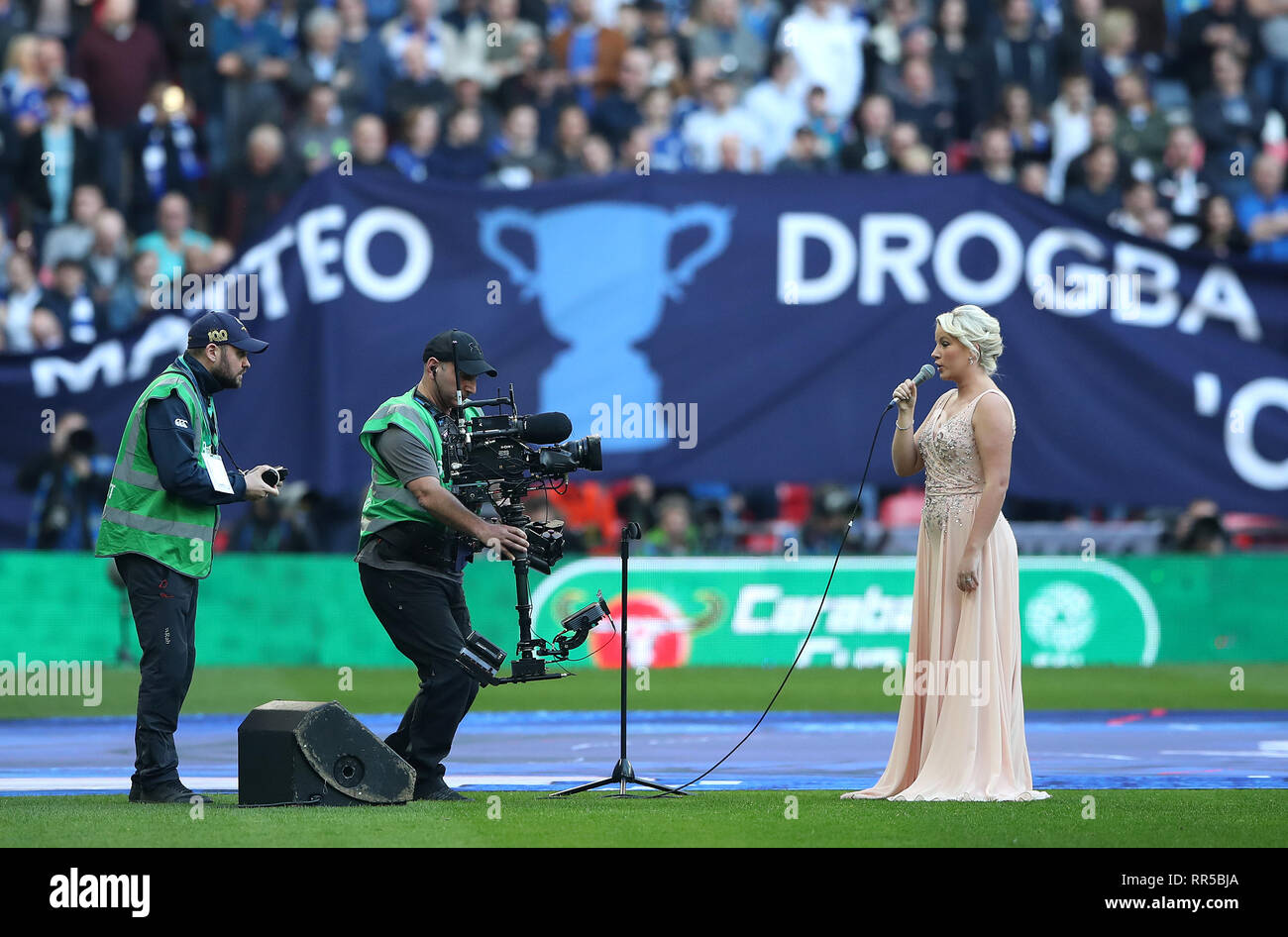 Natalie Rushdie effectue l'hymne national avant la finale de la Coupe du buffle au stade de Wembley, Londres. Banque D'Images