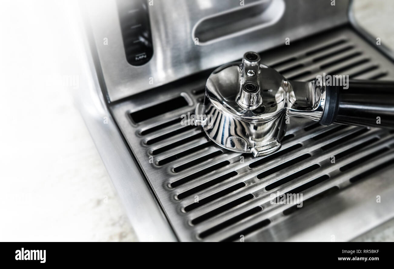 Une vue sur le portafilter (propre) sur le gril de la machine à espresso Banque D'Images
