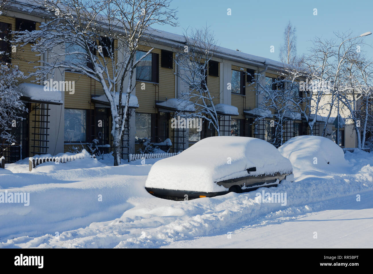 Voitures couvertes de neige garée près de la chambre Banque D'Images