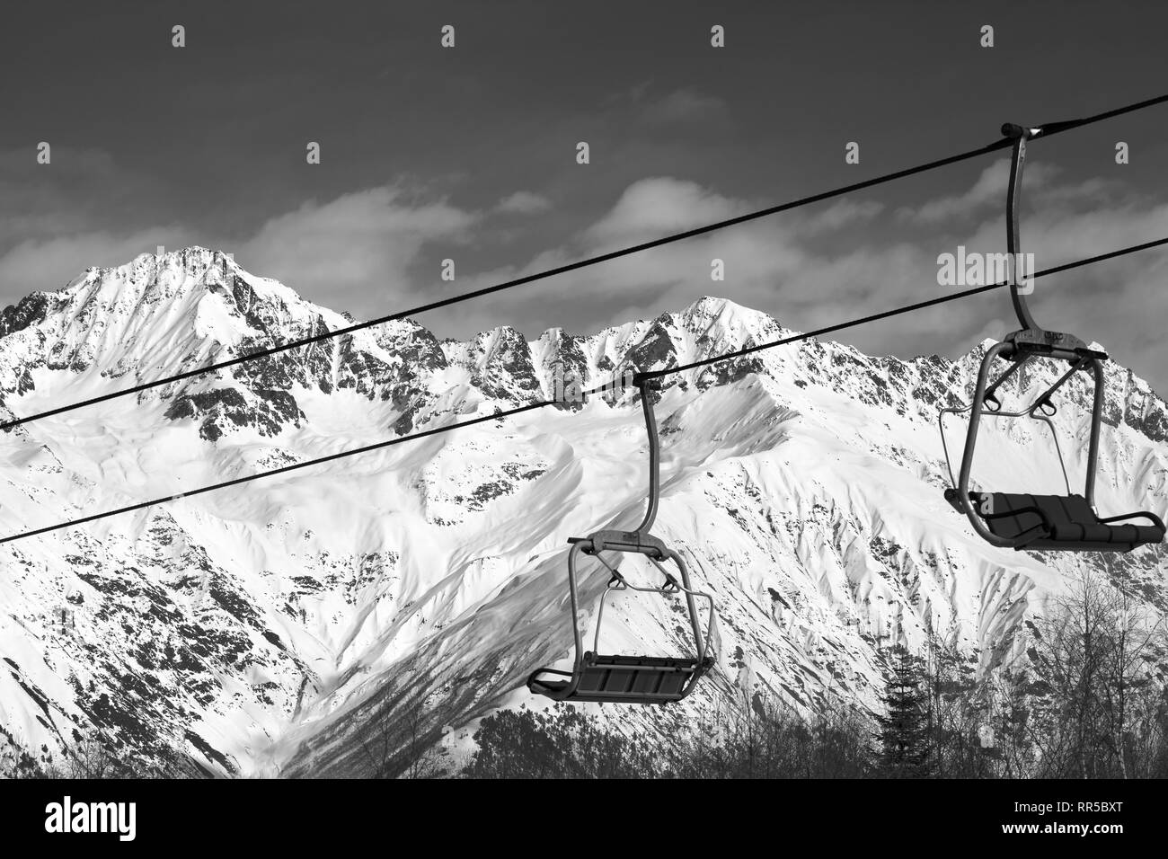 Sur le télésiège de ski et de montagnes de neige à nice journée ensoleillée. Montagnes du Caucase en hiver. Hatsvali Svaneti, région de la Géorgie. Ton noir et blanc Banque D'Images