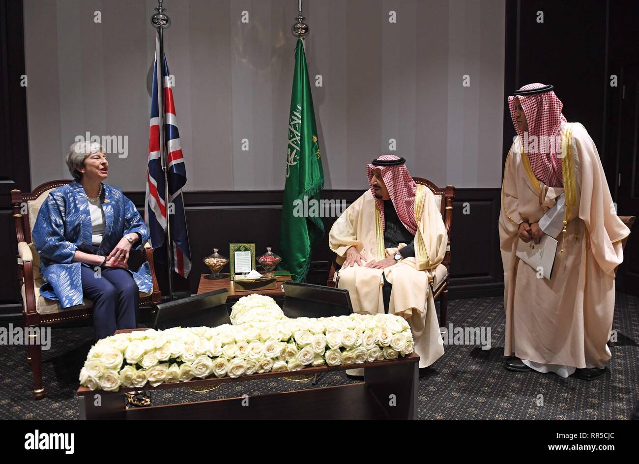 Premier ministre Theresa Mai et King Salman bin Abdulaziz Al Saud (deuxième à droite) fréquentant l'UE-Ligue des États arabes sommet de Charm el-Cheikh, en Égypte. Banque D'Images