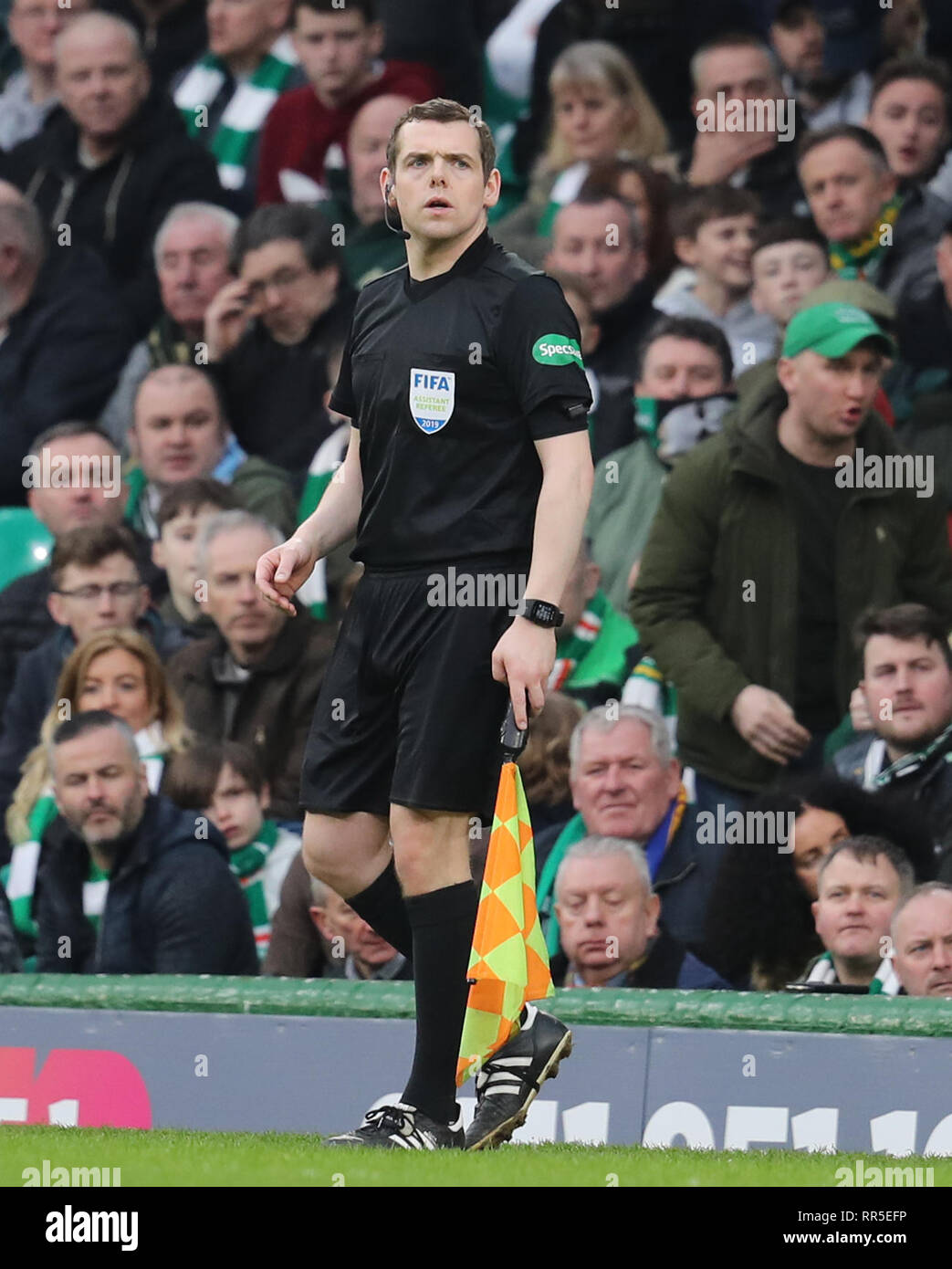 Le député conservateur Douglas Ross exécutant la ligne lors de la Scottish Premiership match au Celtic Park, Glasgow. Banque D'Images