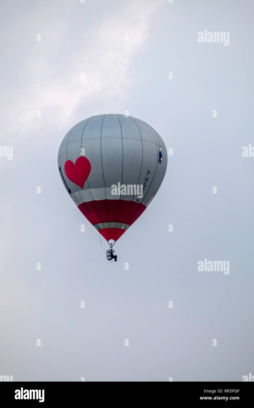 Décoré et élaboré un ballon à air chaud s'élever avec un fond de ciel bleu Banque D'Images