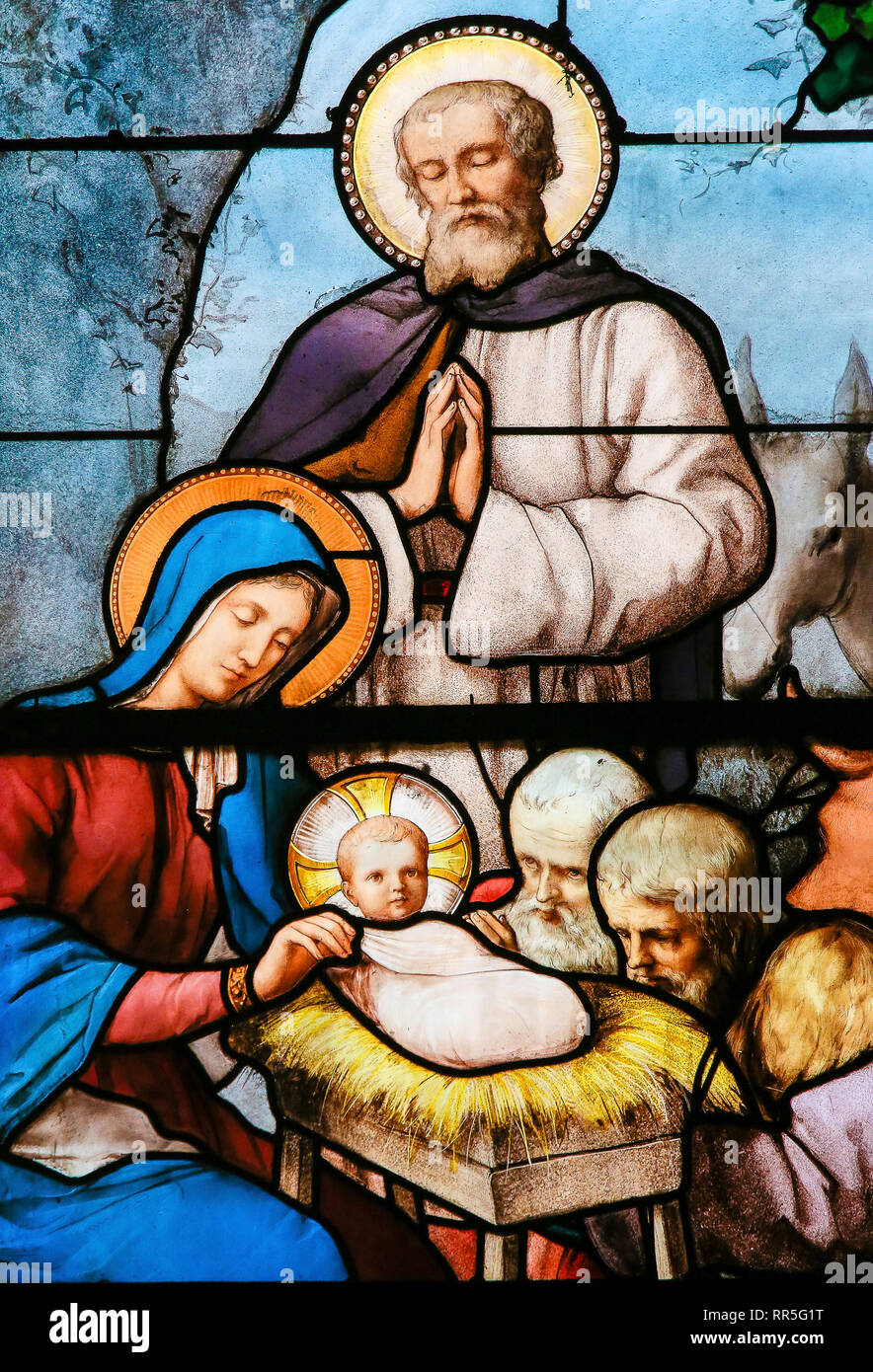 Vitraux dans l'église de Saint Severin, Quartier Latin, Paris, France, représentant une scène de la Nativité à Noël Banque D'Images