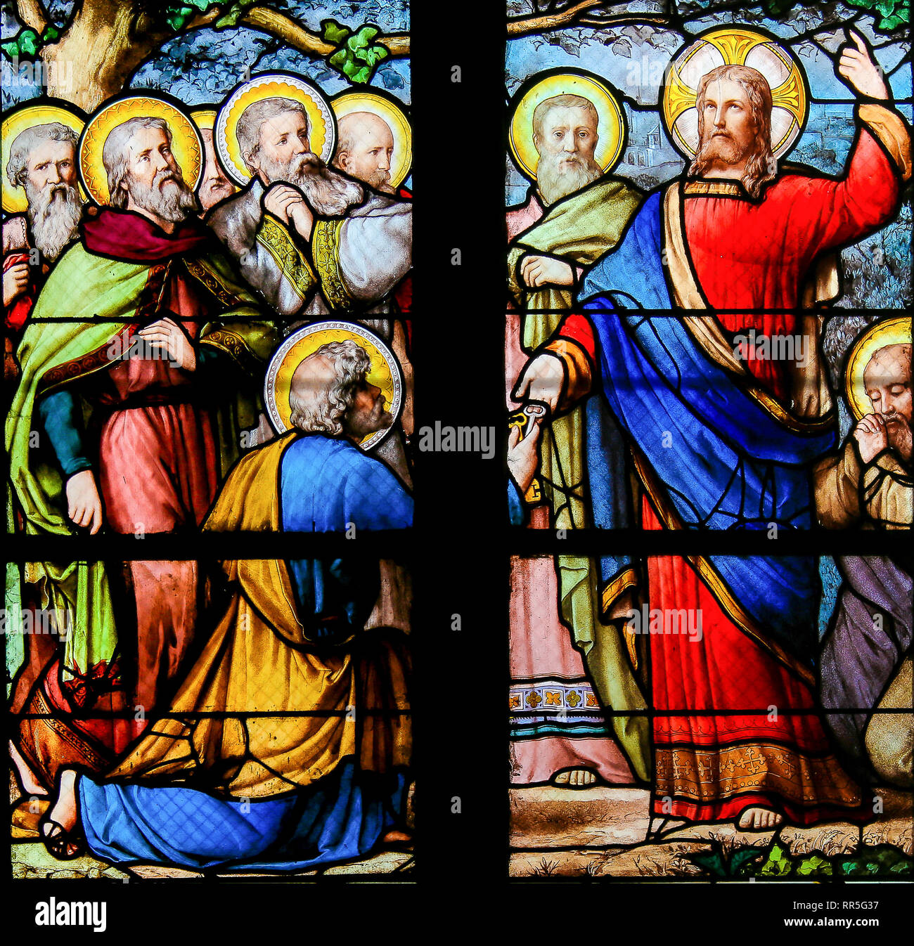 Vitraux dans l'église de Saint Severin, Quartier Latin, Paris, France, représentant Jésus remettant les clés du royaume des cieux à Saint Pe Banque D'Images