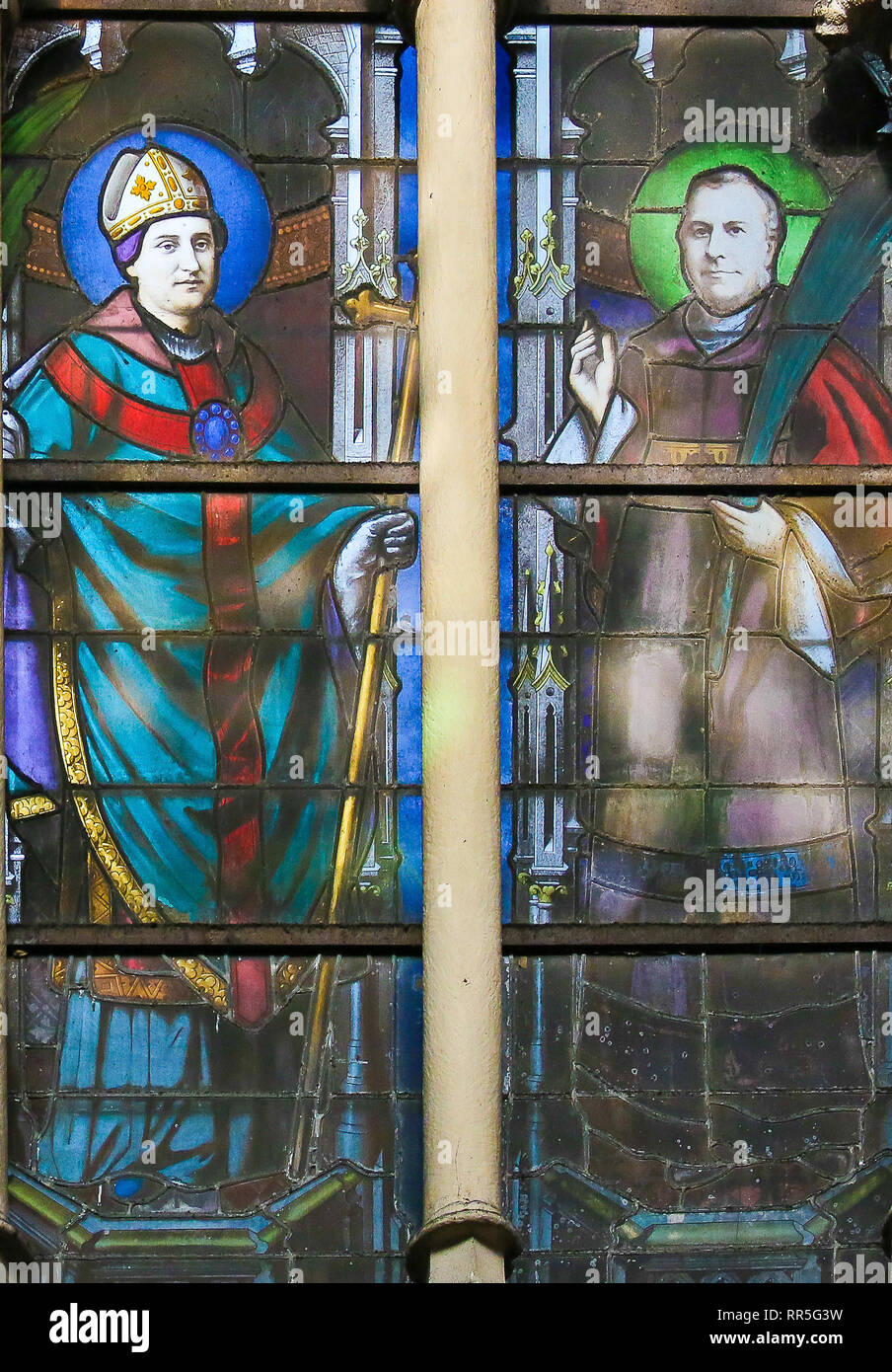 Vitraux dans l'église de Saint Severin, Quartier Latin, Paris, France, représentant des Saints Catholiques Banque D'Images