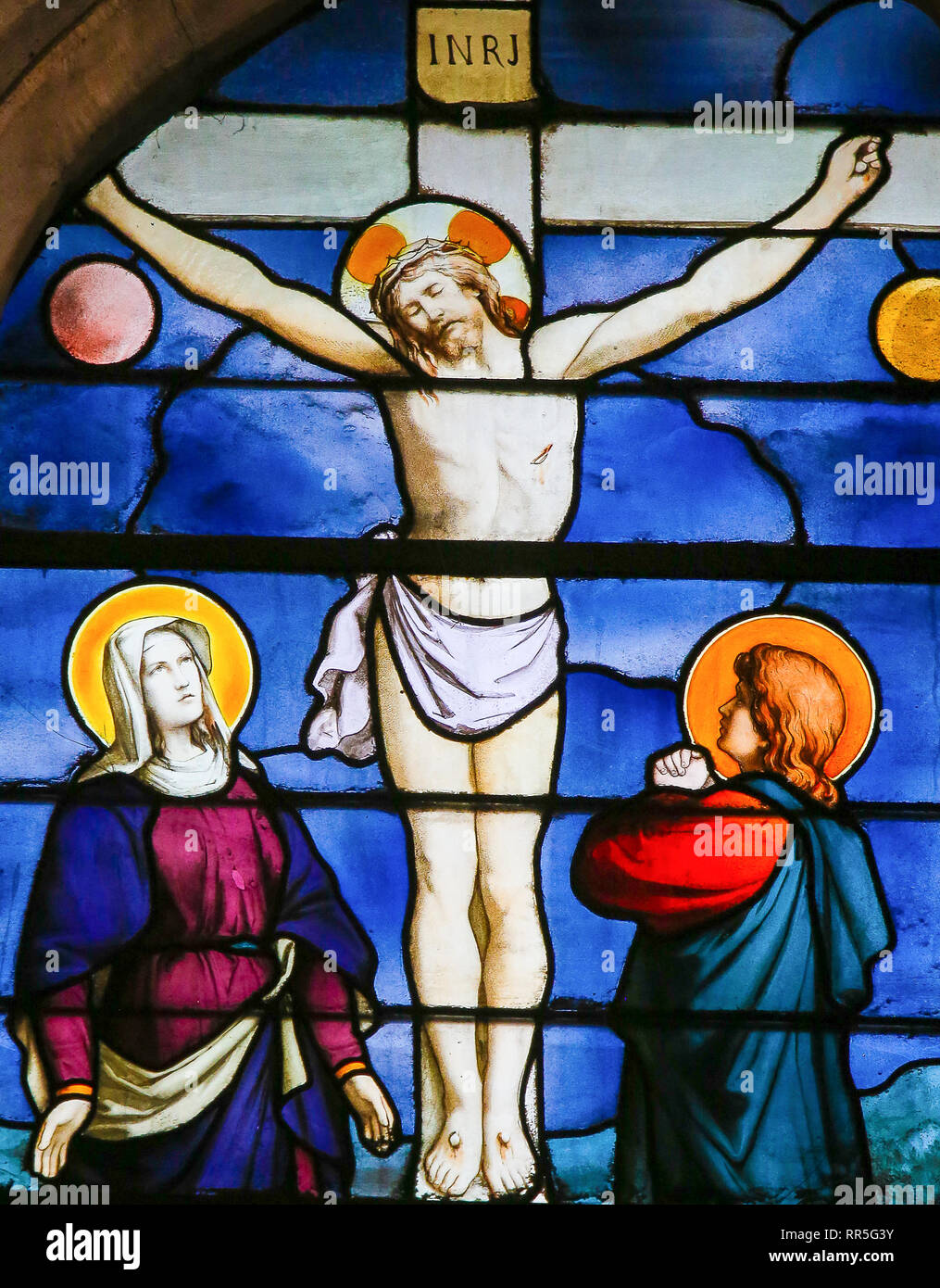 Vitraux dans l'église de Saint Severin, Quartier Latin, Paris, France, représentant Jésus Christ sur la croix, avec Mère Marie et Saint John Banque D'Images