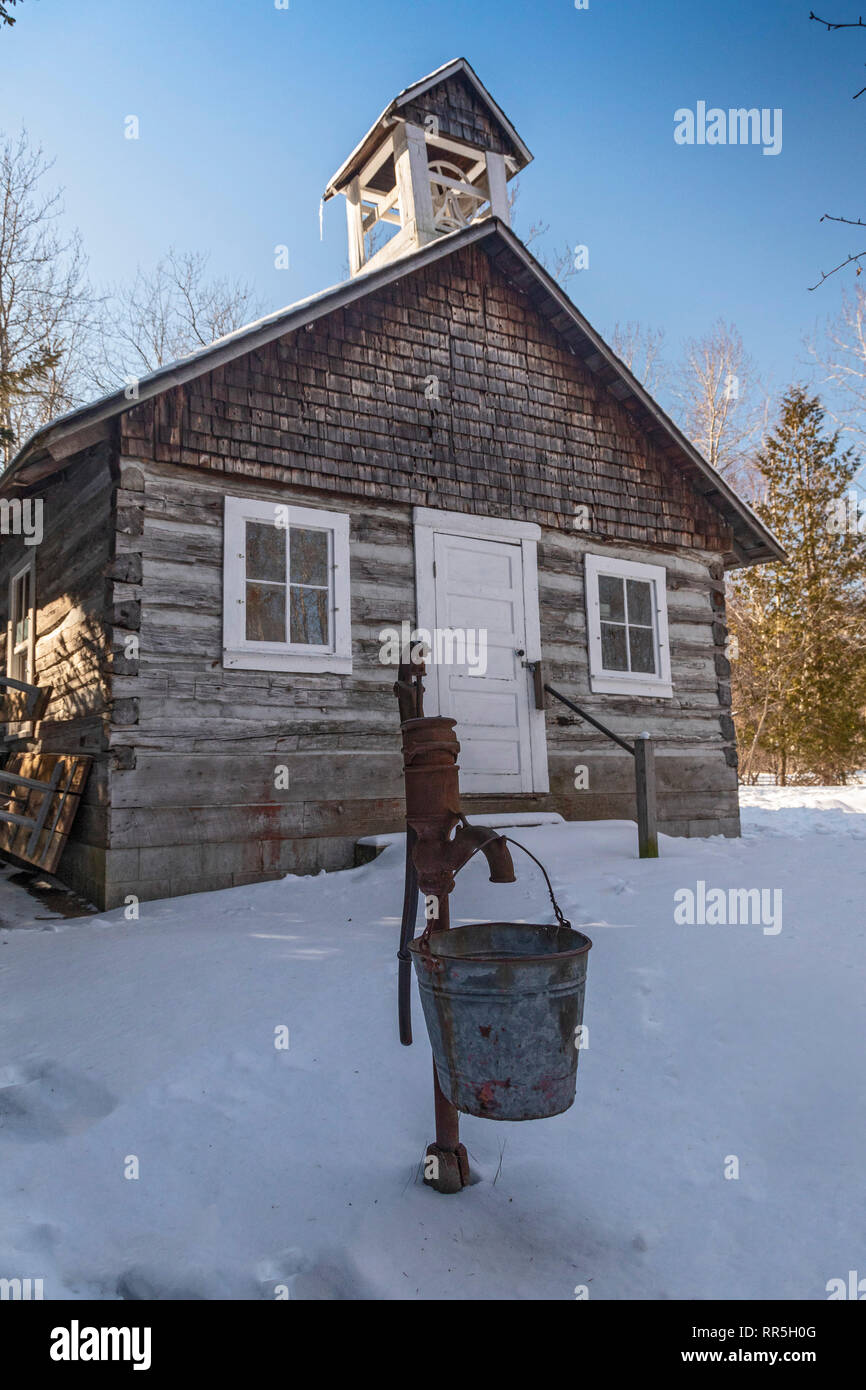 Newport, Michigan - l'école Bailey, une école en bois rond construite en 1907 pour les enfants d'un équipage d'exploitation forestière. Il fait maintenant partie de Sturgeon Point S Banque D'Images