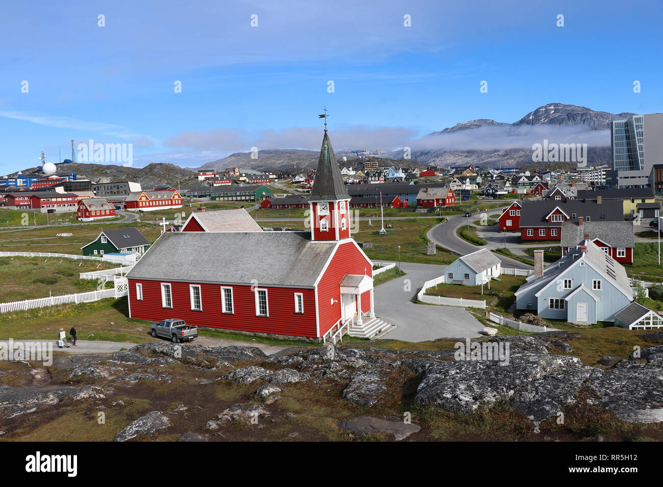 La cathédrale de Nuuk (Greenlandic: Annaassisitta Oqaluffia) ou l'église de notre Sauveur et les maisons colorées de Nuuk, la capitale du Groenland, contre le dos Banque D'Images