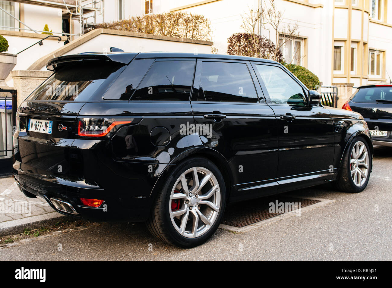 Strasbourg, France - Apr 8, 2018 : de luxe Noir Land Rover Range Rover Sport  SVR garée dans la rue Photo Stock - Alamy