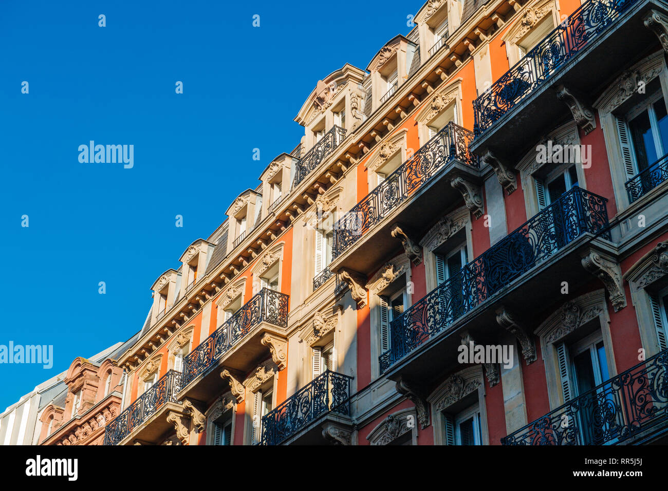 Balcons majestueuse vue de dessous de l'immeuble haussmannien français avec ciel bleu clair au début de la matinée - la gestion de propriétés immobilières en France de luxe Banque D'Images