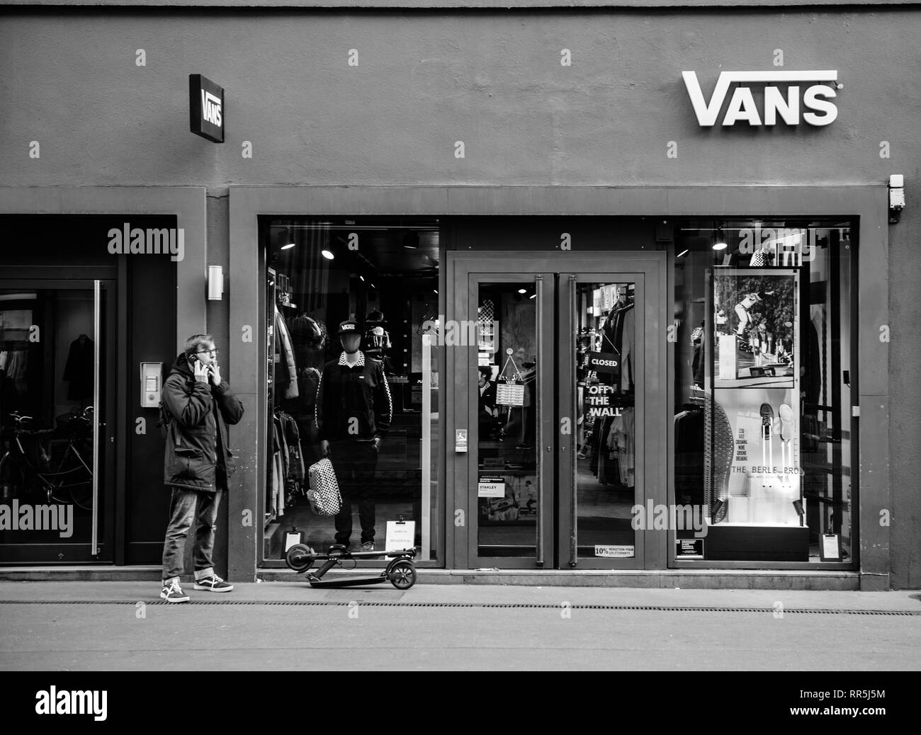 Magasin de sport france Banque d'images noir et blanc - Alamy