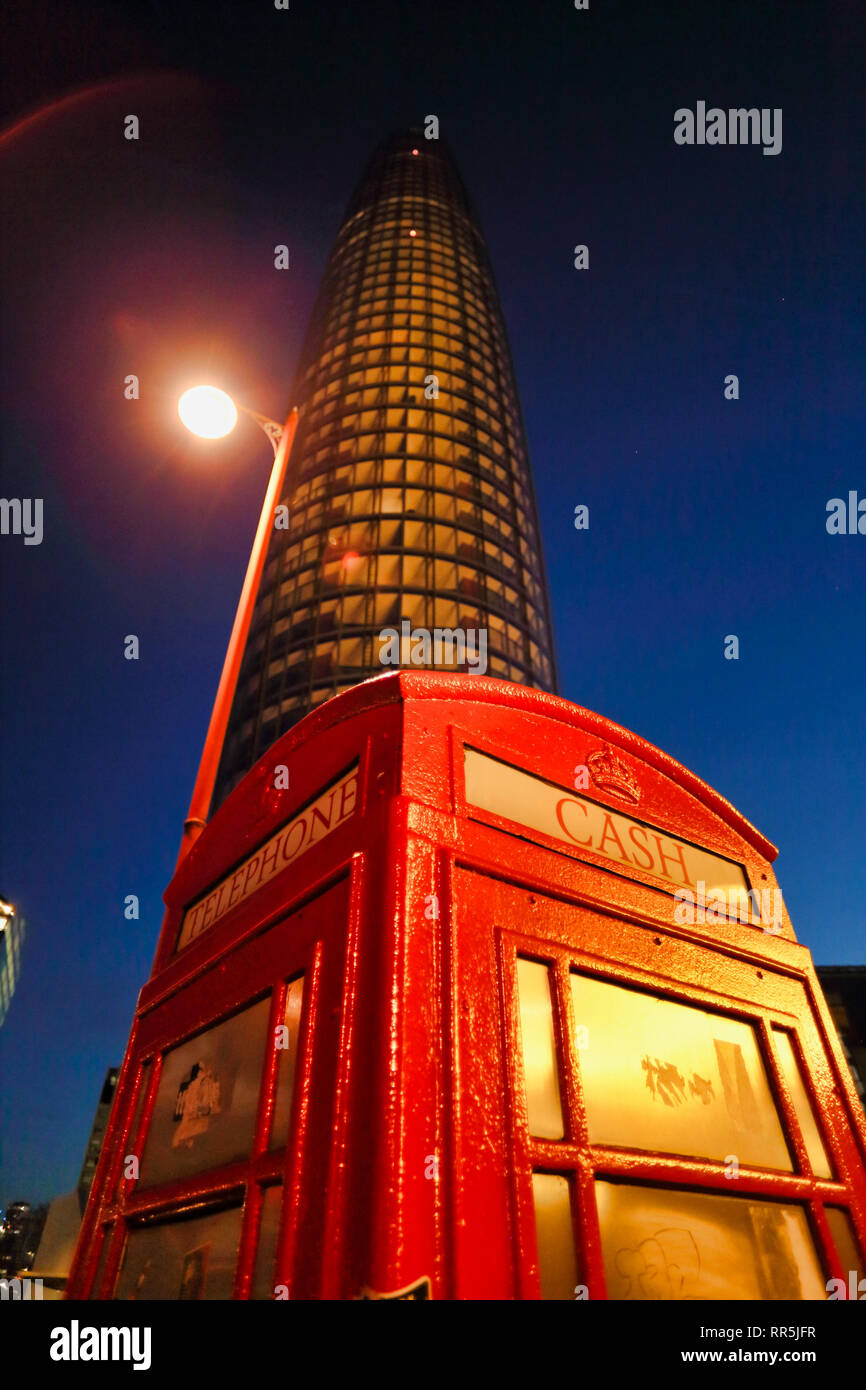 Boîte de téléphone rouge et la construction de gratte-ciel, Southwark, London, England, UK Banque D'Images