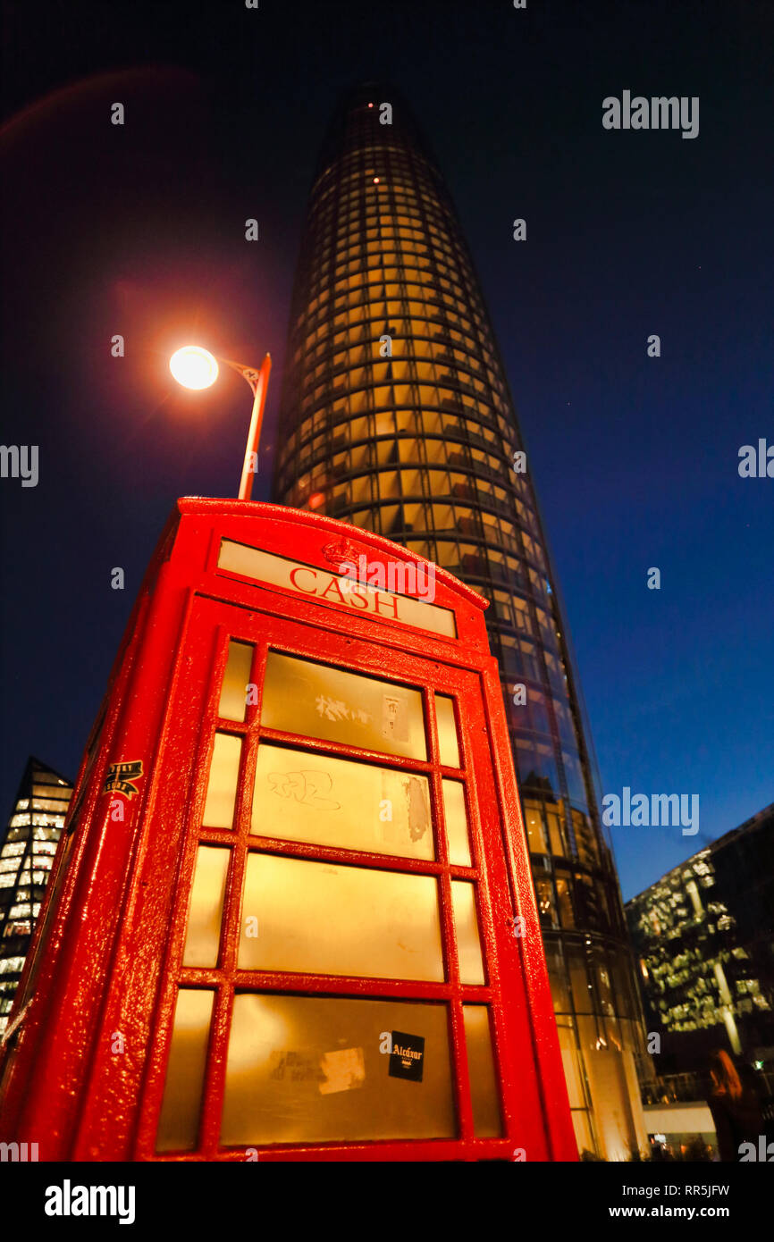Boîte de téléphone rouge et la construction de gratte-ciel, Southwark, London, England, UK Banque D'Images