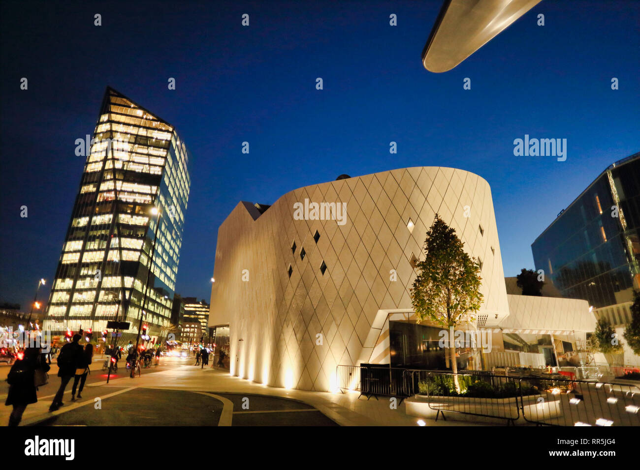 Nouveau bâtiment moderne sur A201, Southwark, Londres, Angleterre, Royaume-Uni Banque D'Images