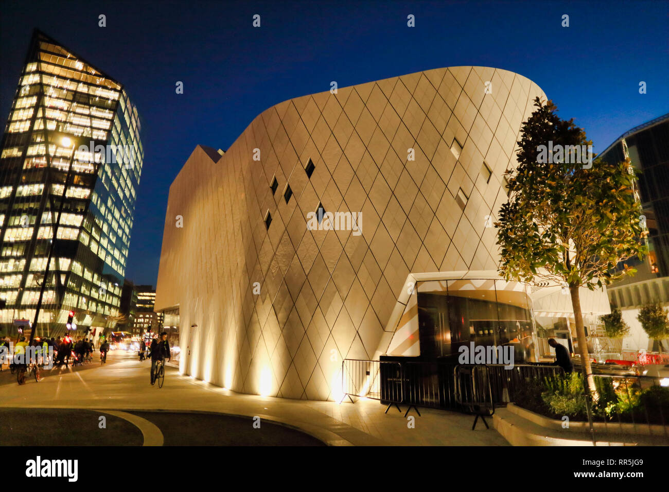 Nouveau bâtiment moderne sur A201, Southwark, Londres, Angleterre, Royaume-Uni Banque D'Images