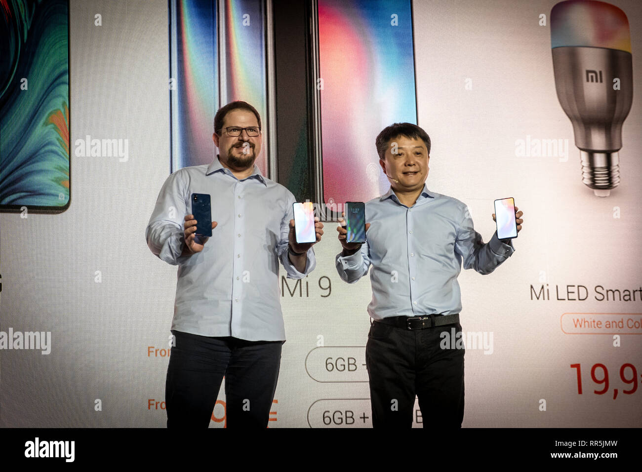 Cristiano Amon (L) Président de Qualcomm Incorporated et Xiang Wang (R) vice-président principal de Xiaomi sont vus présenter leurs nouveaux smartphones. La société chinoise Xiaomi dédiée à la fabrication, le développement, la conception et la vente de téléphones intelligents a présenté ses nouveaux produits pour 2019 au Mobile World Congress 2019. Banque D'Images