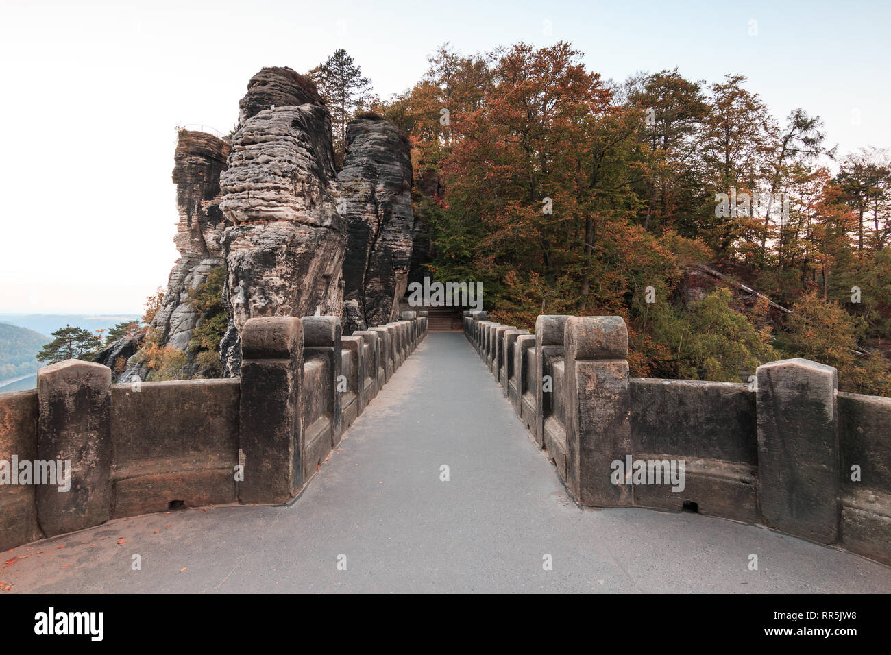 Sentier de la Bastei pont dans le parc national de la Suisse saxonne. Montagnes de grès de l'Elbe. Forteresse et pierre historique avec rock formations Banque D'Images