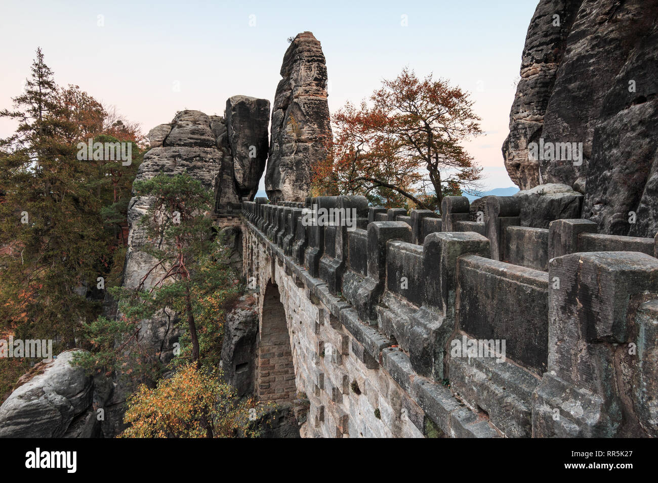 Vue de côté de la Bastei pont dans la Suisse Saxonne Parc National des Montagnes de Grès de l'Elbe. Des formations rocheuses et arbres en automne. visible Banque D'Images