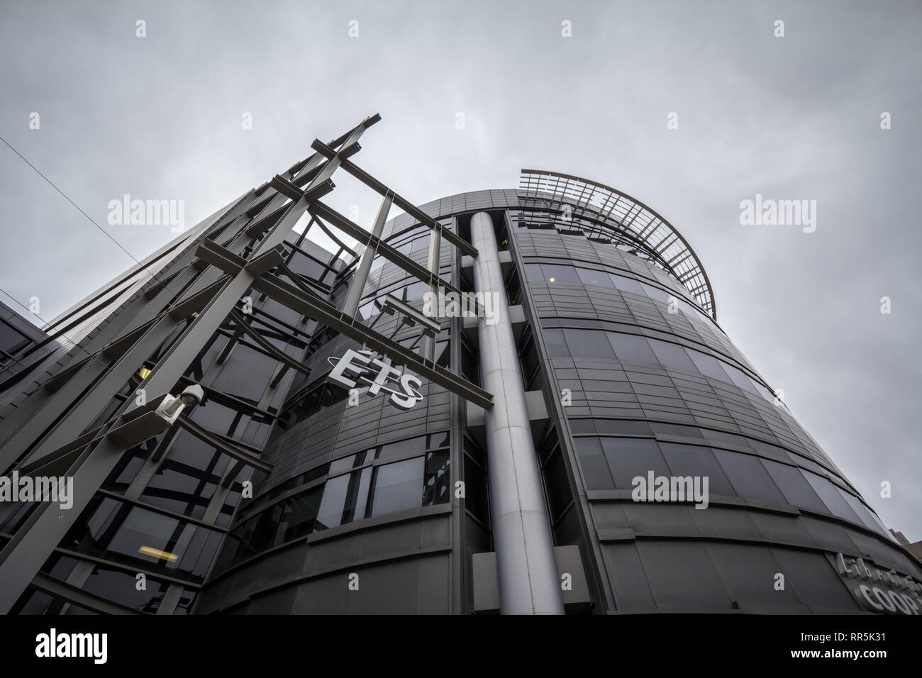 Montréal, Canada - le 9 novembre 2018 : STE Logo en face de l'immeuble moderne de son campus principal. Également connu sous le nom de l'École de Technologie Supérieure, il est Banque D'Images