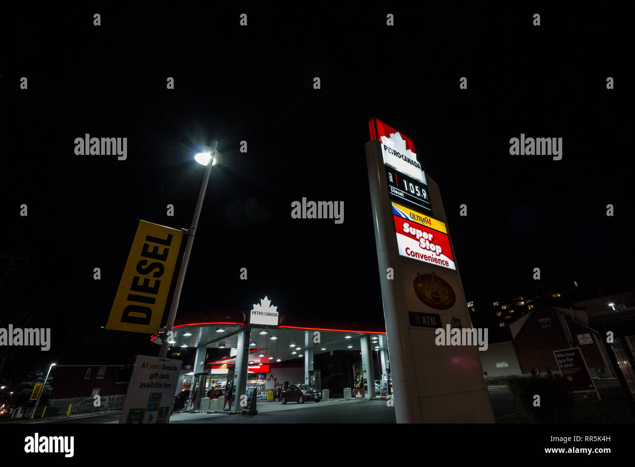 OTTAWA, CANADA - 12 NOVEMBRE 2018 : le logo de Petro-Canada en face de l'un de leurs postes à Ottawa, Ontario. Appartenant à Suncor Énergie, petro Cana Banque D'Images