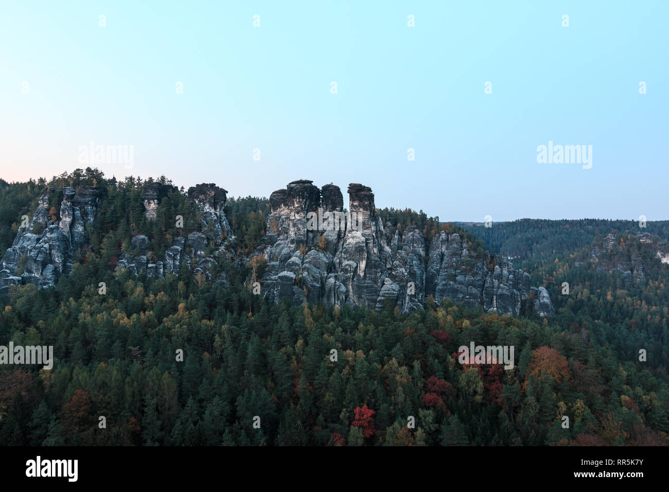 Rock formation de montagnes de grès de l'Elbe dans la Suisse Saxonne Parc National. Couleurs d'automne peut être vu sur les feuilles. En face de la roche formati Banque D'Images