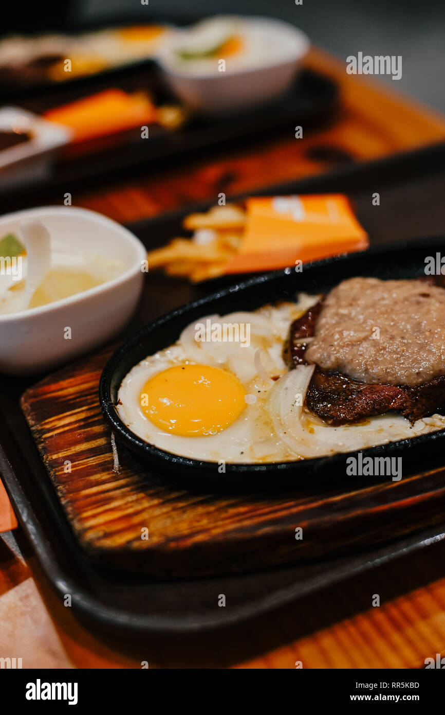 Émincé et œuf frit comme petit-déjeuner au restaurant Banque D'Images