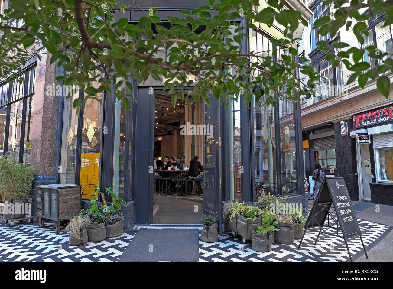 Canova Hall restaurant italien bar club situé dans l'ancien grand magasin de style édouardien à Brixton, dans le sud de Londres SW9 UK KATHY DEWITT Banque D'Images