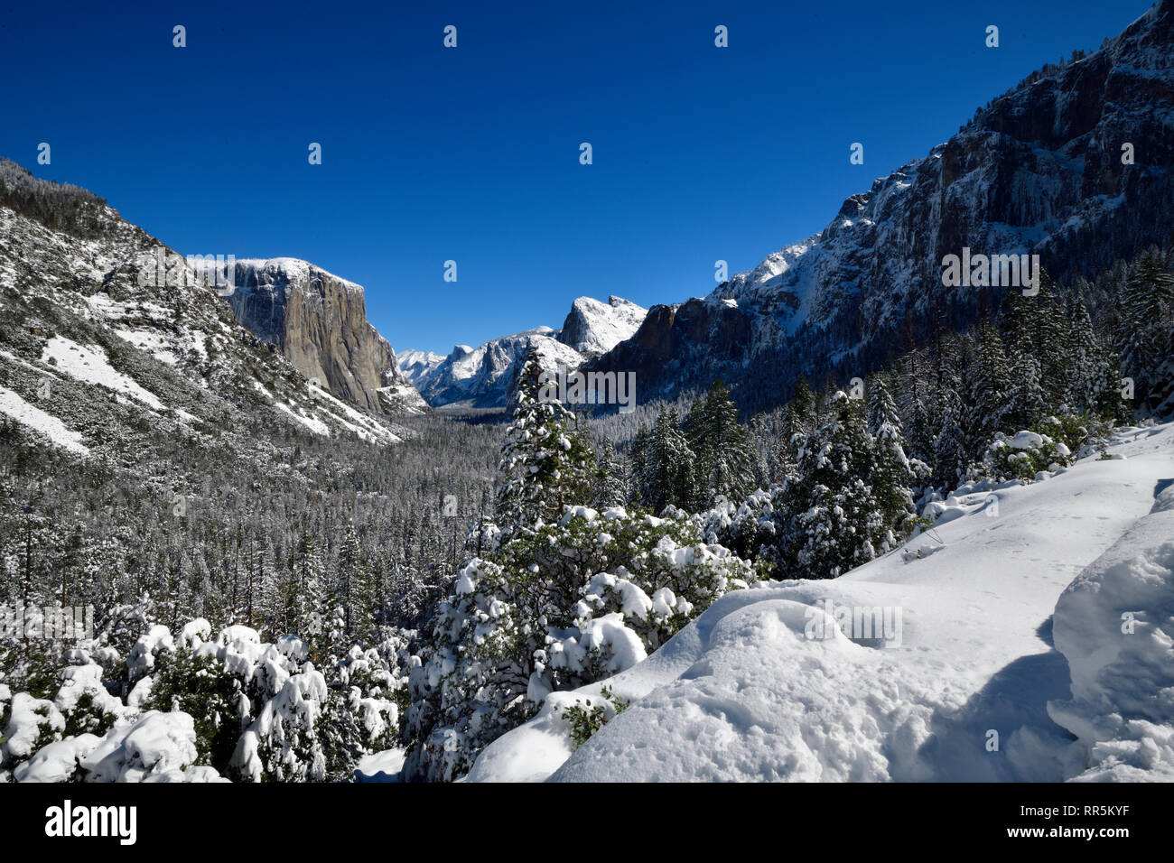 La vallée de Yosemite en hiver à partir de la vue de tunnel Banque D'Images