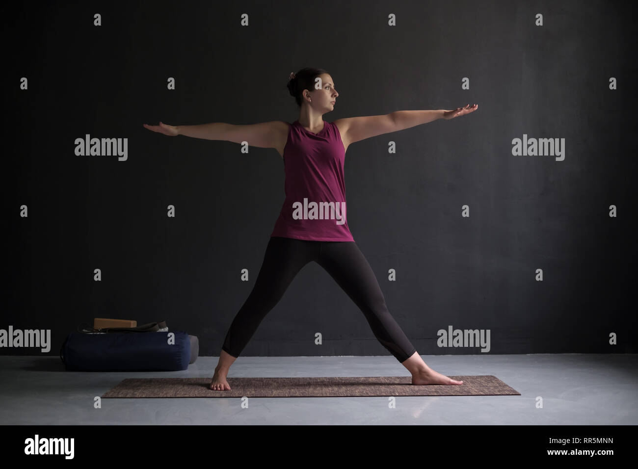 Attractive young woman working out à l'intérieur faisant l'exercice de yoga Banque D'Images