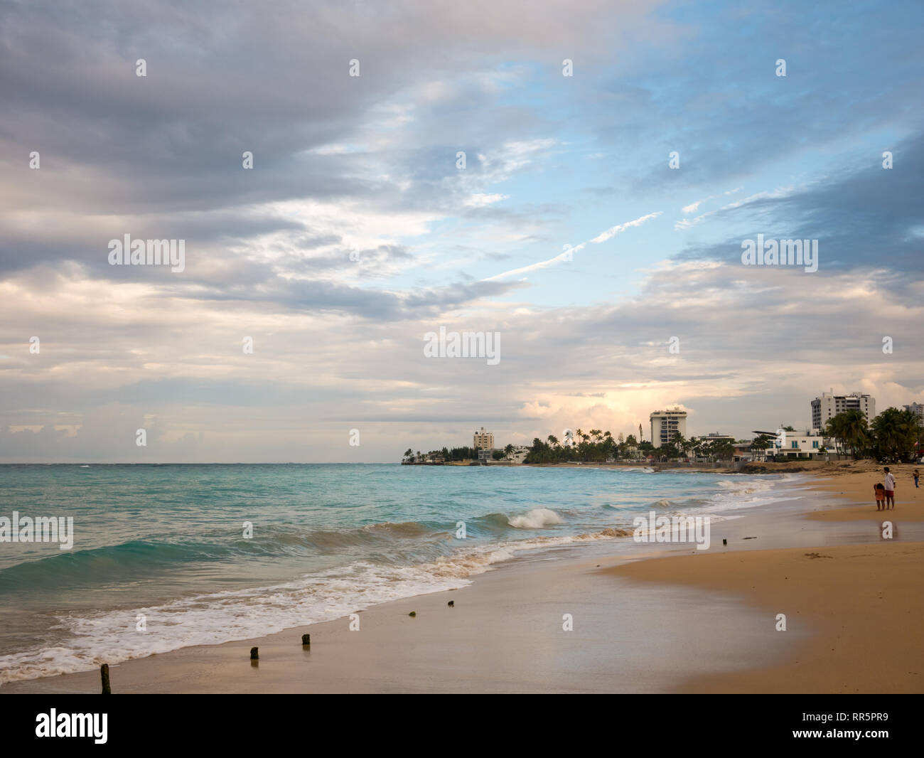 Beau coucher du soleil à Ocean Park Beach à San Juan, Puerto Rico Banque D'Images