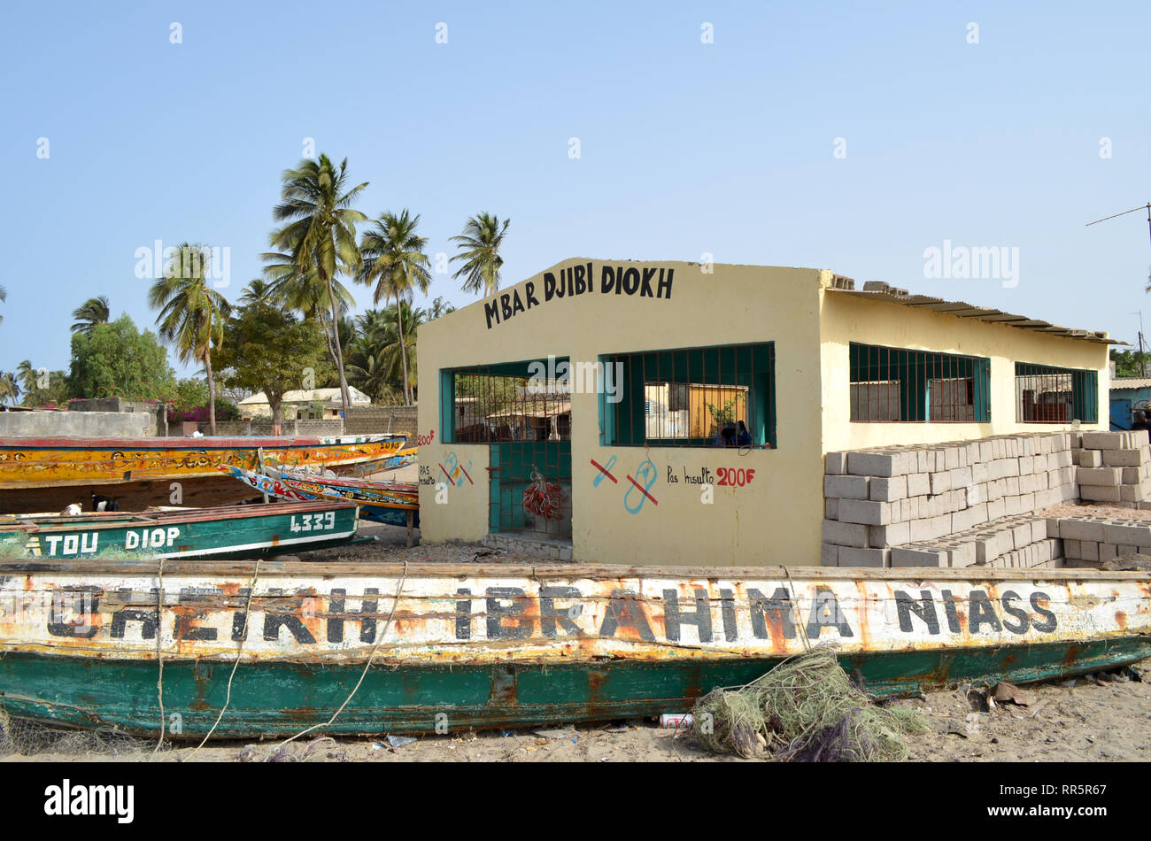 Pirogues artisanales à la plage de Joal-Fadiouth, Petite Côte, Sénégal Banque D'Images